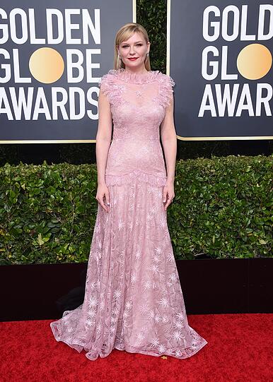 Da hat es Kirsten Dunst mit ihrem Kleid in zartrosa schon etwas besser getroffen. Allerdings wirkt das Muster eher wie ein alter Vorhang.