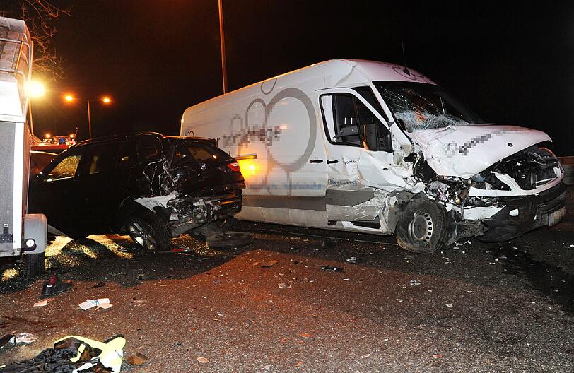 Auf der Landshuter Allee kam es zu einem Unfall. Ein Transporter ist gegen einen Wagen auf dem Standstreifen gekracht. Die Bilder...