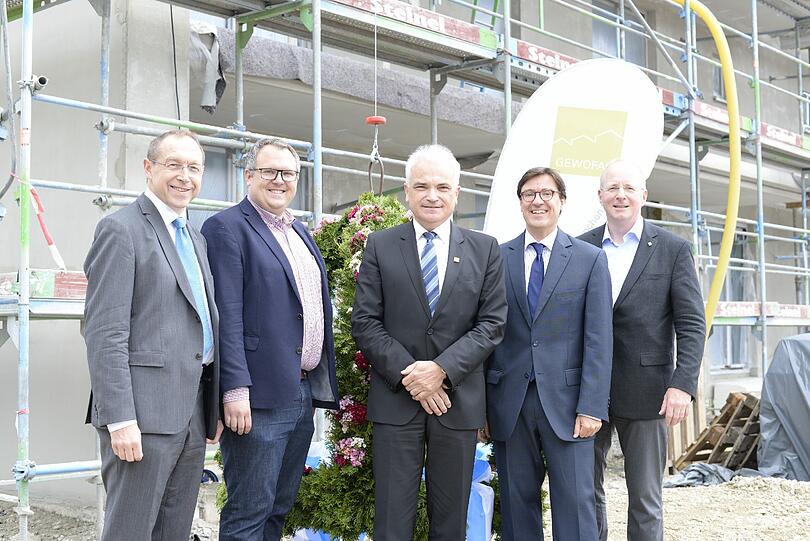 Von links: Max Straßer (Mitglied des Aufsichtsrats der Gewofag), Stadtrat Sebastian Schall, Sigismund Mühlbauer (Geschäftsführer der Gewofag), Christian Amlong (Stadtrat und stellv. Aufsichtsratsvorsitzender der Gewofag) Ulf Millauer (Geschäftsführer der MGS).