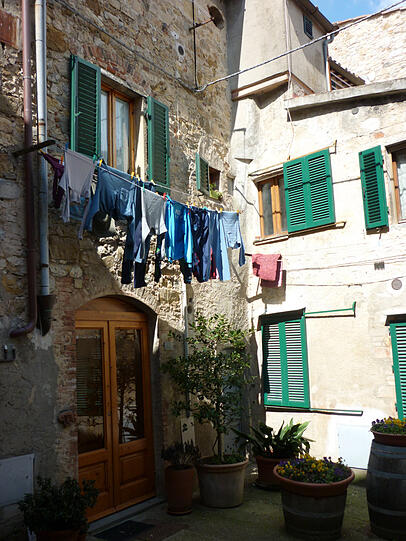 Italienische Idylle: Wäsche hängt in Castellina (Chianti).