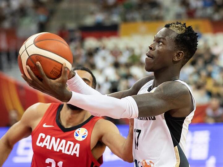 Dennis Schröder (r) setzt vor dem Kanadier Thomas Scrubb zu einem Wurf an.