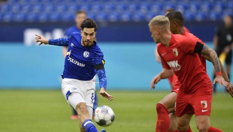Verletzte sich gegen Augsburg schwer: Schalkes Suat Serdar. Verletzte sich gegen Augsburg schwer: Schalkes Suat Serdar.