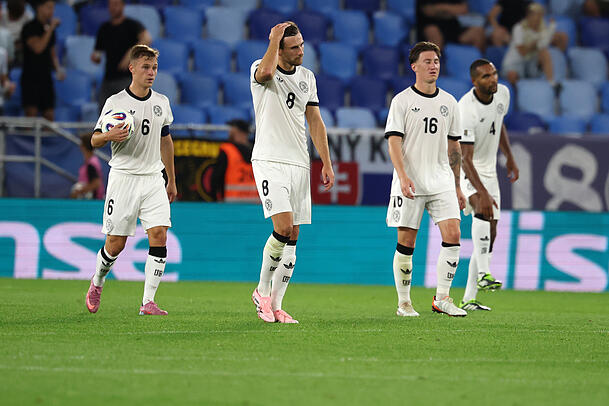 Die deutsche Nationalmannschaft um die Bayern-Stars Joshua Kimmich (l.), Leon Goretzka (M.) und Ex-Bayer Angelo Stiller musste zum Start in die WM-Quali eine äußerst bittere Niederlage einstecken. Die deutsche Nationalmannschaft um die Bayern-Stars Joshua Kimmich (l.), Leon Goretzka (M.) und Ex-Bayer Angelo Stiller musste zum Start in die WM-Quali eine äußerst bittere Niederlage einstecken.