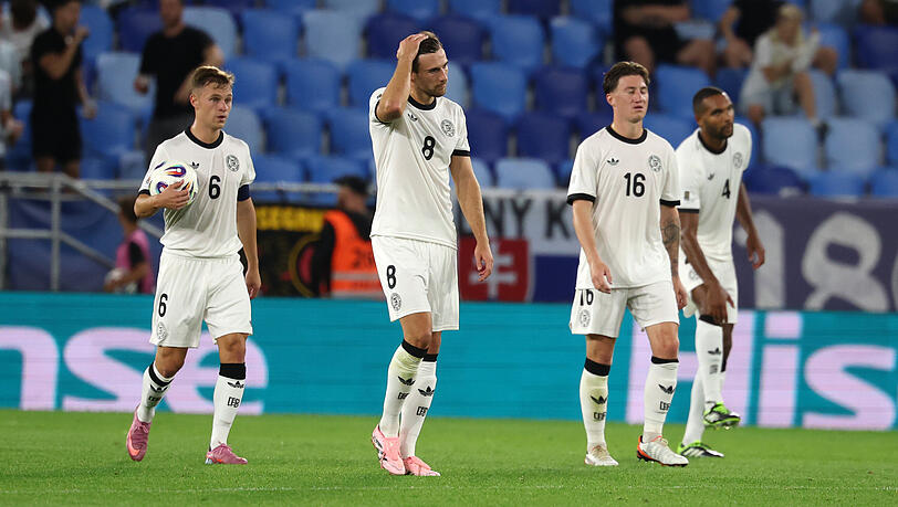 Die deutsche Nationalmannschaft um die Bayern-Stars Joshua Kimmich (l.), Leon Goretzka (M.) und Ex-Bayer Angelo Stiller musste zum Start in die WM-Quali eine äußerst bittere Niederlage einstecken. Die deutsche Nationalmannschaft um die Bayern-Stars Joshua Kimmich (l.), Leon Goretzka (M.) und Ex-Bayer Angelo Stiller musste zum Start in die WM-Quali eine äußerst bittere Niederlage einstecken.