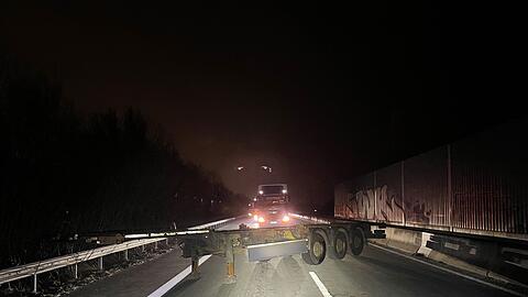 Der Sattelauflieger blockierte in der Dunkelheit alle Fahrspuren der Autobahn. (Foto: Polizei Bremen/dpa)