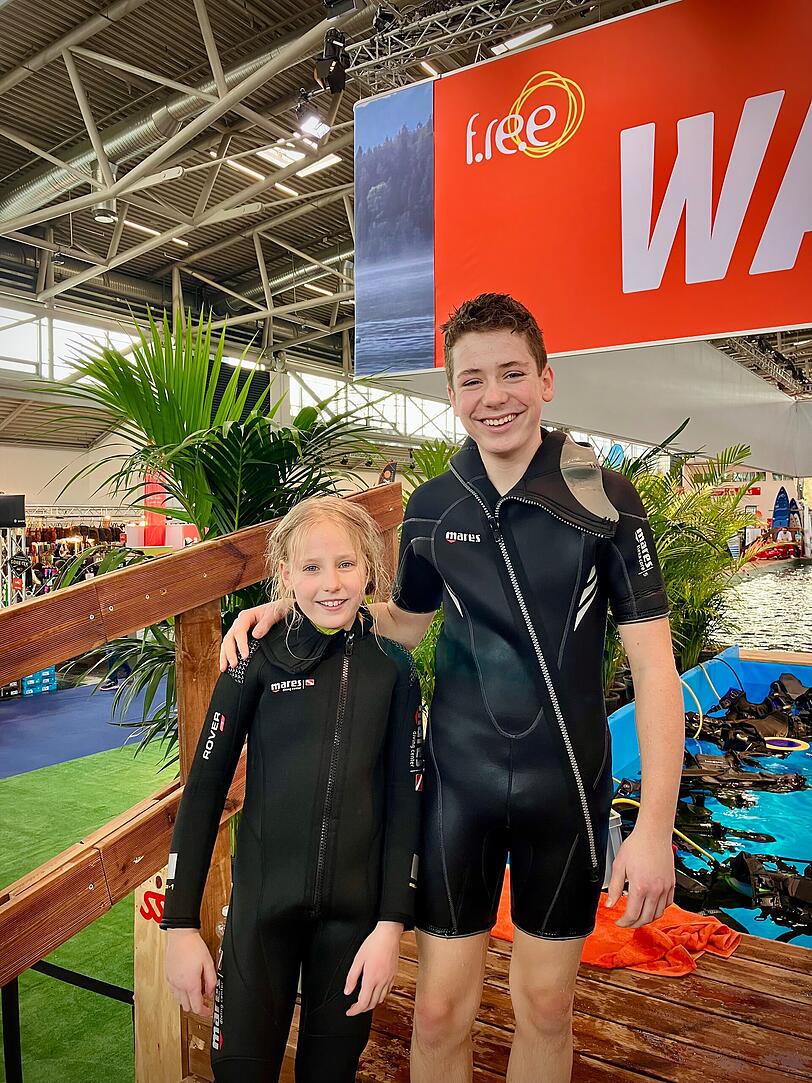 Clara (10) und Tim (14) sind begeistert vom Tauchbecken auf der "Free".