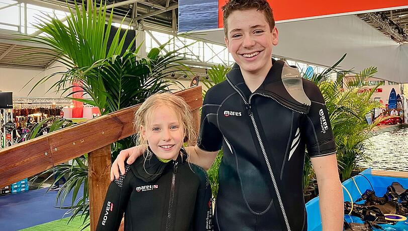 Clara (10) und Tim (14) sind begeistert vom Tauchbecken auf der "Free".