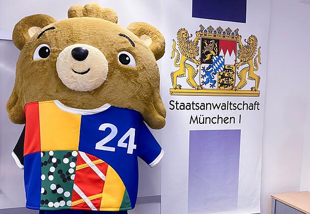 Mit diesem sehr echt aussehenden Kost&uuml;m hatte der Youtuber es beim EM-Er&ouml;ffnungsspiel bis auf das Spielfeld geschafft. (Archivbild)