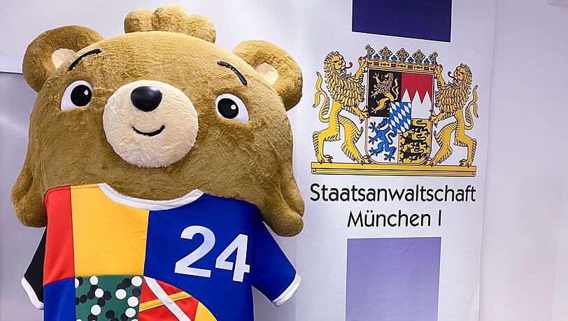 Mit diesem sehr echt aussehenden Kostüm hatte der Youtuber es beim EM-Eröffnungsspiel bis auf das Spielfeld geschafft. (Archivbild) Mit diesem sehr echt aussehenden Kostüm hatte der Youtuber es beim EM-Eröffnungsspiel bis auf das Spielfeld geschafft. (Archivbild)