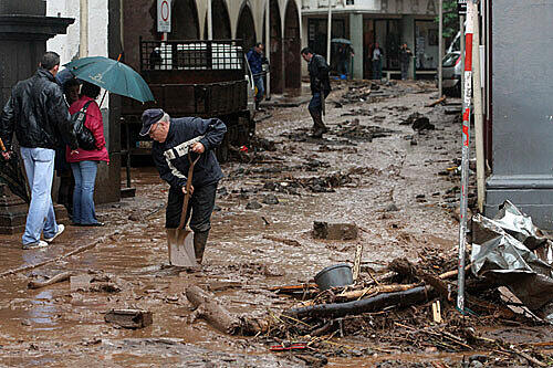 Wassermassen wälzen sich durch die Straßen von Madeira