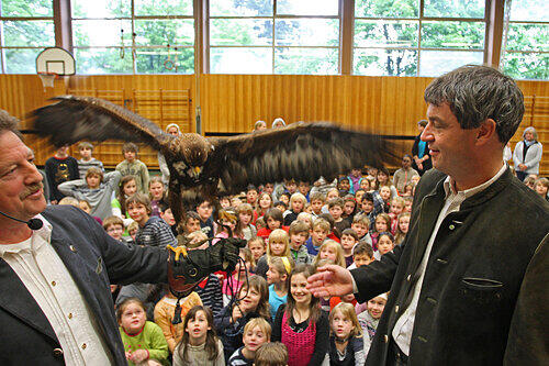 Begeisterte nicht nur die Kids: Auch Minister Markus Söder (re.) war sichtlich beeindruckt von Wolfgang A. Schreyers Steinadler.