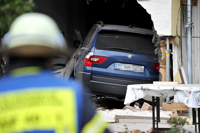 Auto und Wohnzimmer sind völlig demoliert. Das Haus muss von der Feuerwehr abgestützt werden. Die Bilder vom kuriosen Crash.