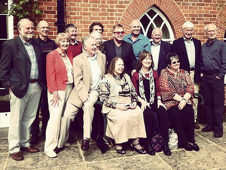Klassenfoto nach 50 Jahren: Elton John mit seinen alten Schulkameraden