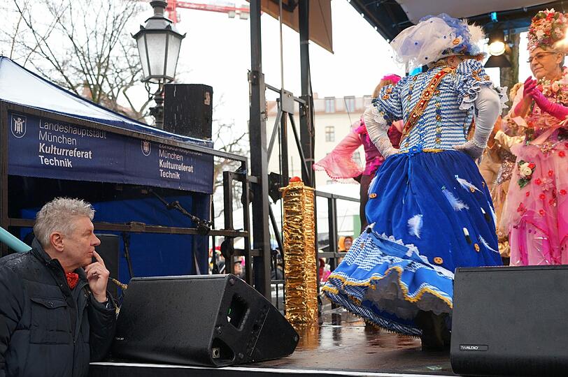 Showacts und Tanz der Marktweiber - hier gibt's die besten Bilder vom Faschingstreiben am Viktualienmarkt.