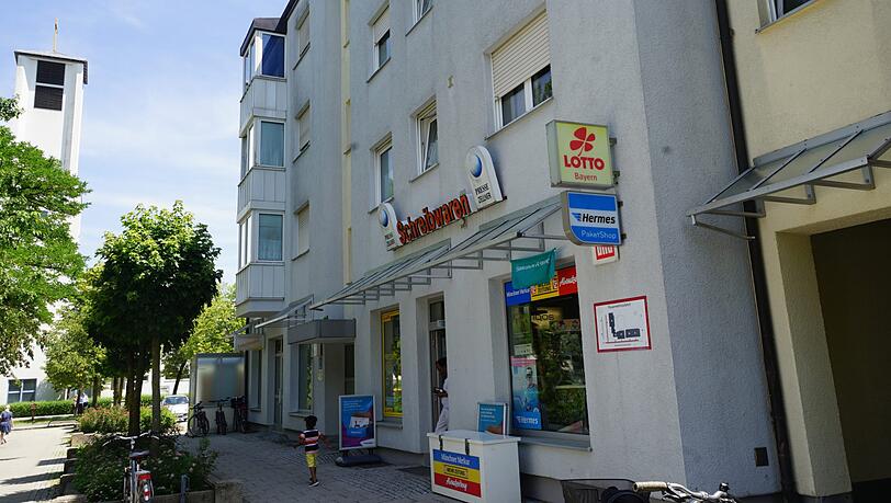 Schreibwarengeschäft, Friseur und Bäcker: Die Wohnungsnot zerstört die Existenz der Geschäfte erstmal nicht. Schreibwarengeschäft, Friseur und Bäcker: Die Wohnungsnot zerstört die Existenz der Geschäfte erstmal nicht.