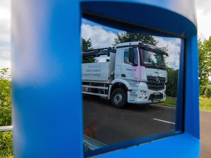 Eine Kontrollstele zur Erfassung der Maut für Lkw an der Bundesstraße 87 zwischen Frankfurt (Oder) und Müllrose.