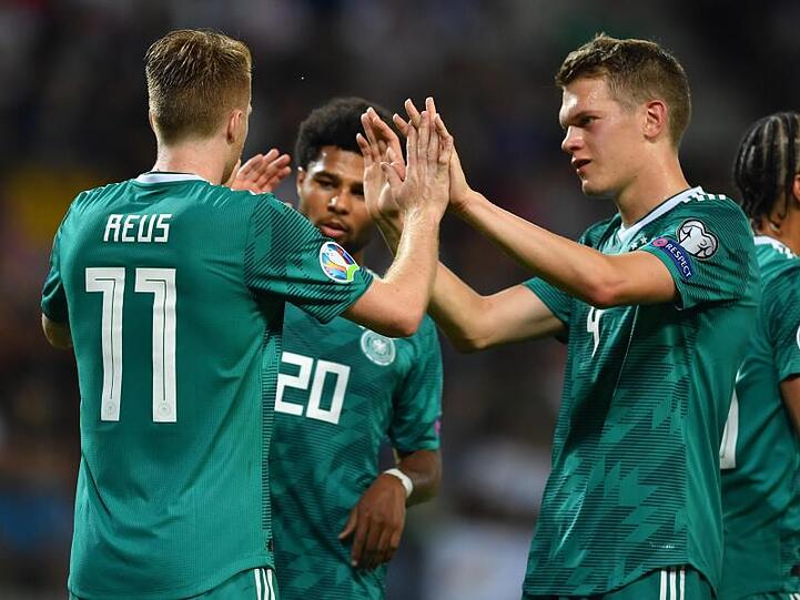 Marco Reus (l) machte mit dem 2:0 den Deckel drauf.