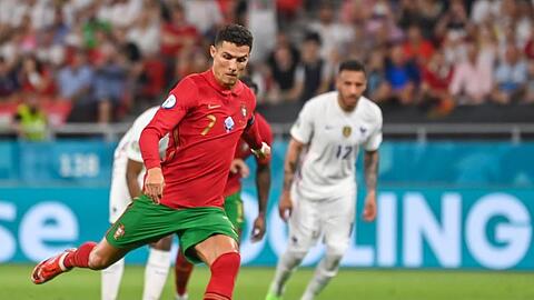 Portugals Cristiano Ronaldo verwandelt gegen Frankreich zwei Elfmeter.