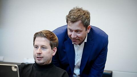 Kevin Kühnert (l), SPD-Generalsekretär, und Lars Klingbeil, SPD-Bundesvorsitzender, nehmen an der Fraktionssitzung ihrer Partei teil.