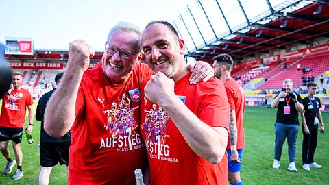 Heidenheims Vorstandsvorsitzender Holger Sanwald (l) und Trainer Frank Schmidt feiern den Aufstieg in die Bundesliga.