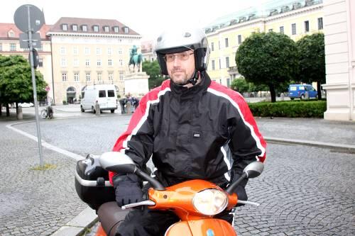 Arno Pinzenöller mit seiner Vespa auf dem Wittelsbacherplatz