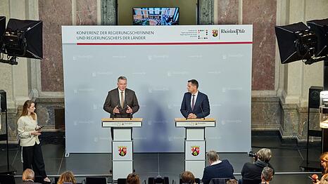 Der MPK-Vorsitzende Schnieder (links) und der Co-Vorsitzende Lies stellten gemeinsam die  Beschl&uuml;sse des Gremiums nach dem Treffen in Berlin vor.