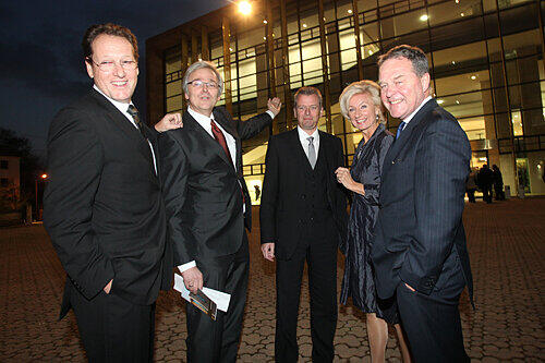 Stolz vor der neuen Fassade: Intendant Peter Theiler, Schauspiel-Direktor Klaus Kusenberg, OB Ulrich Maly, Kultur-Referentin Julia Lehner, Kultusminister Wolfgang Heubisch (v.li.).