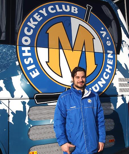 Der EHC München reist fortan sicher, bequem und ausgeruht: Am Donnerstag nahmen die Münchner Kufen-Cracks ihren neuen Mannschaftsbus vom EHC Partner MAN in Empfang - Die Bilder.
