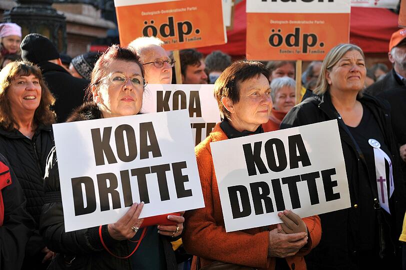 Mit 35.000 Unterschriften beantragt das Bündnis gegen die dritte Startbahn am Dienstag im Münchner Rathaus offiziell ein Bürgerbegehren gegen den Flughafen-Ausbau.