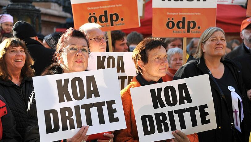 Mit 35.000 Unterschriften beantragt das Bündnis gegen die dritte Startbahn am Dienstag im Münchner Rathaus offiziell ein Bürgerbegehren gegen den Flughafen-Ausbau. Mit 35.000 Unterschriften beantragt das Bündnis gegen die dritte Startbahn am Dienstag im Münchner Rathaus offiziell ein Bürgerbegehren gegen den Flughafen-Ausbau.