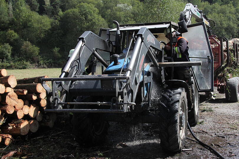 Der Motorblock eines Traktors hatte gebrannt. Die Feuerwehr hatte den Brand schnell im Griff.