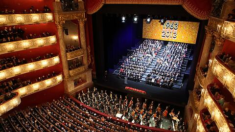 Das Nationaltheater beim Festakt: Wie vor 50 Jahren saßen die Mitarbeiter der Bayerischen Staatsoper auf der Bühne.