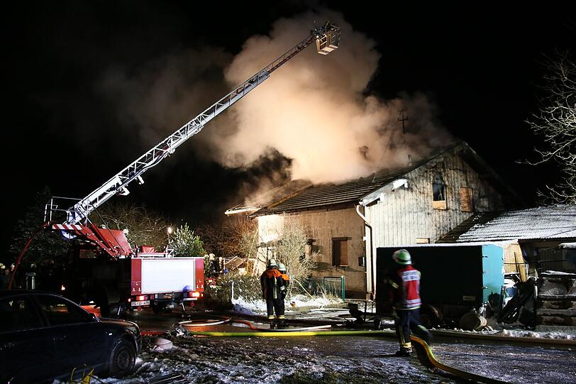 Das Haus in Pittenhart stand in den Abendstunden im Flammen.