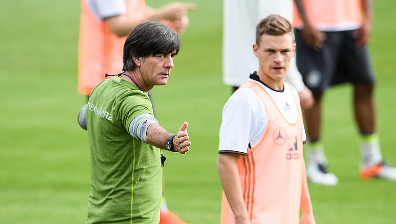 Hier entlang zur Euro 2016: Bundestrainer Jogi Löw (l.) und Joshua Kimmich. Hier entlang zur Euro 2016: Bundestrainer Jogi Löw (l.) und Joshua Kimmich.