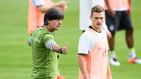 Hier entlang zur Euro 2016: Bundestrainer Jogi Löw (l.) und Joshua Kimmich.