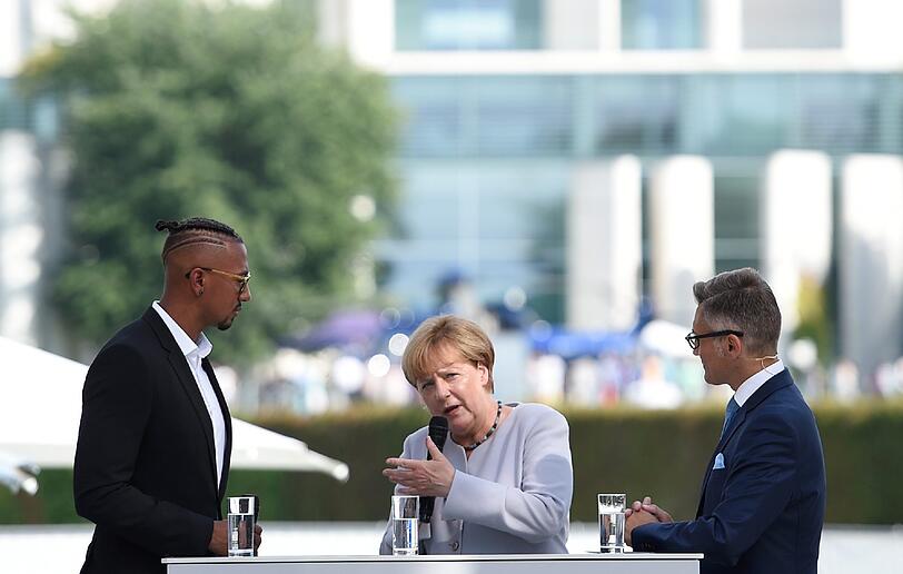 Fußball-Gipfel im Kanzleramt: Jérôme Boateng und Angela Merkel beim Tag der offenen Tür der Bundesregierung in Berlin.