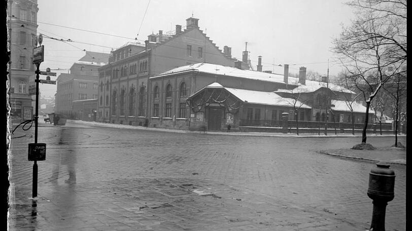 Der Schwabinger Bräu im Winter 1933, links ist die Feilitzschstraße.