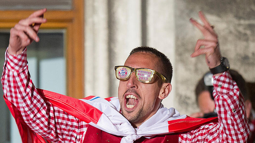 11. Mai 2013: Gut bebrillt feiert Ribéry die Meisterschaft auf dem Balkon des Münchner Rathauses am Marienplatz.