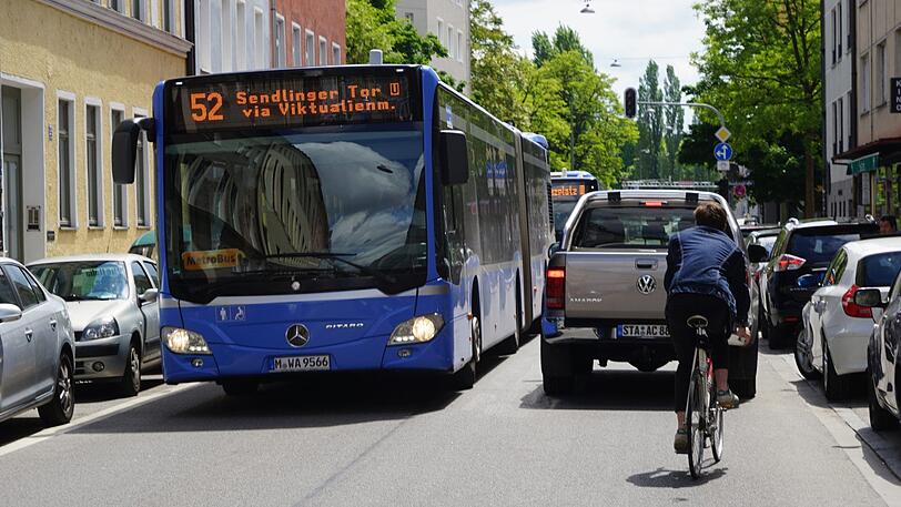 Ziemlich eng wird es auf der Corneliusstraße, wenn Bus, Autos und Radler aneinander vorbei wollen.