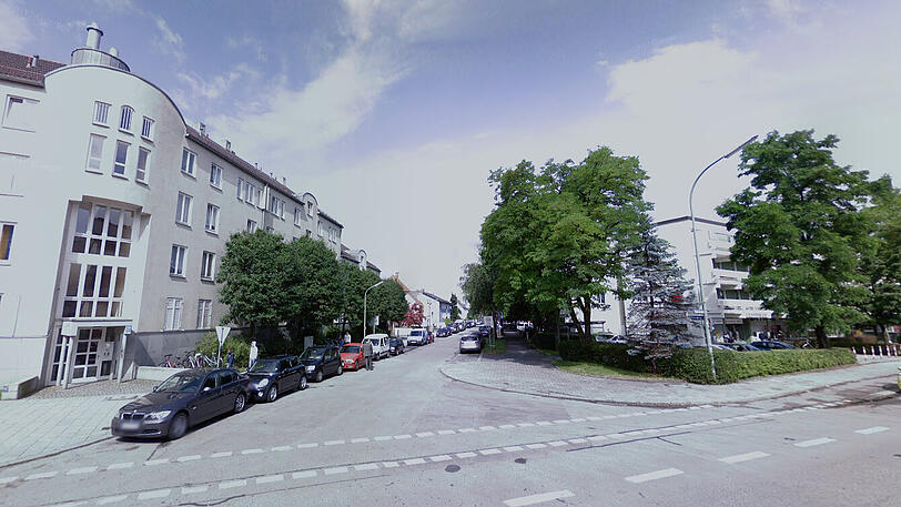 Blick in den Pfarrweg von der Balanstraße aus. Hier hat es am Sonntag in einem Mehrfamilienhaus gebrannt.
