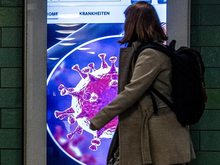 Derzeit überall präsent - das Coronavirus, wie hier auf einer Grafik im Bahnhof Alexanderplatz.