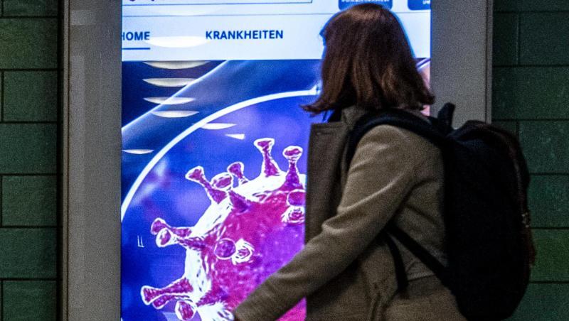 Derzeit überall präsent - das Coronavirus, wie hier auf einer Grafik im Bahnhof Alexanderplatz. Derzeit überall präsent - das Coronavirus, wie hier auf einer Grafik im Bahnhof Alexanderplatz.