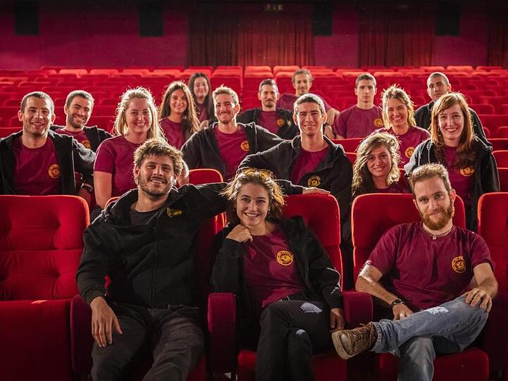 Die Gruppe "I ragazzi del Cinema America" (etwa: Die Jungen und Mädchen vom Kino America) im geschlossenen "Cinema Troisi".