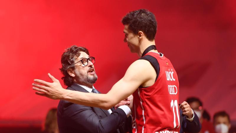 Vladimir Lucic umarmen sich bei der Siegerehrung.