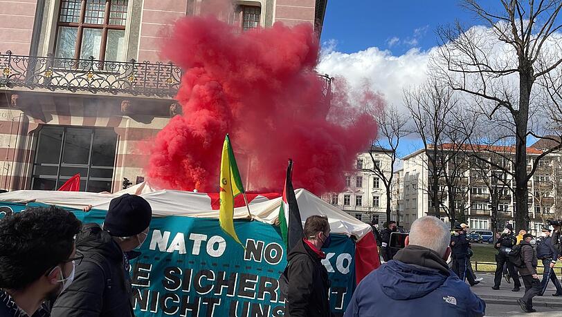 Laut Polizeisprecher Andreas Franken bewegen sich rund 1.000 Demonstranten durch die Stadt. Laut Polizeisprecher Andreas Franken bewegen sich rund 1.000 Demonstranten durch die Stadt.