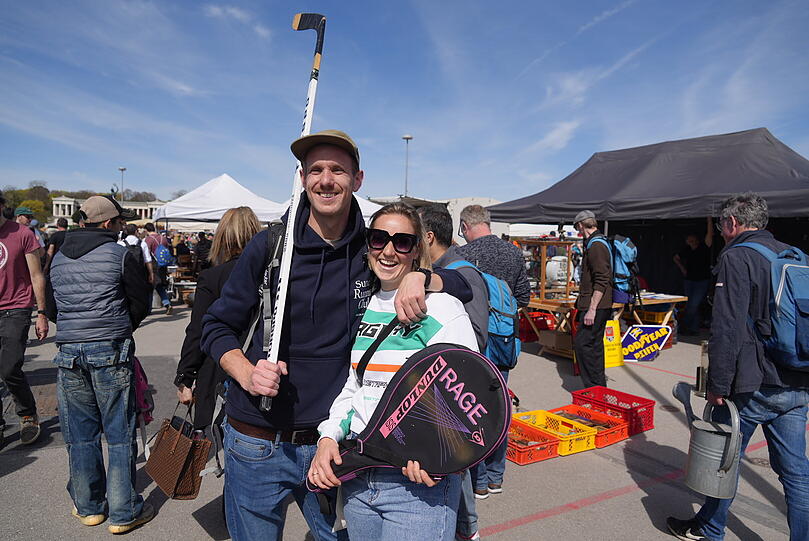 Einen Eishockeyschläger, eine Sonnenbrille und Tennisschläger nehmen Felix Anft und Annika Weber mit.