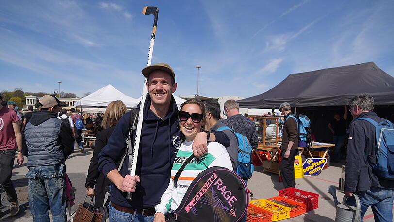 Einen Eishockeyschläger, eine Sonnenbrille und Tennisschläger nehmen Felix Anft und Annika Weber mit. Einen Eishockeyschläger, eine Sonnenbrille und Tennisschläger nehmen Felix Anft und Annika Weber mit.