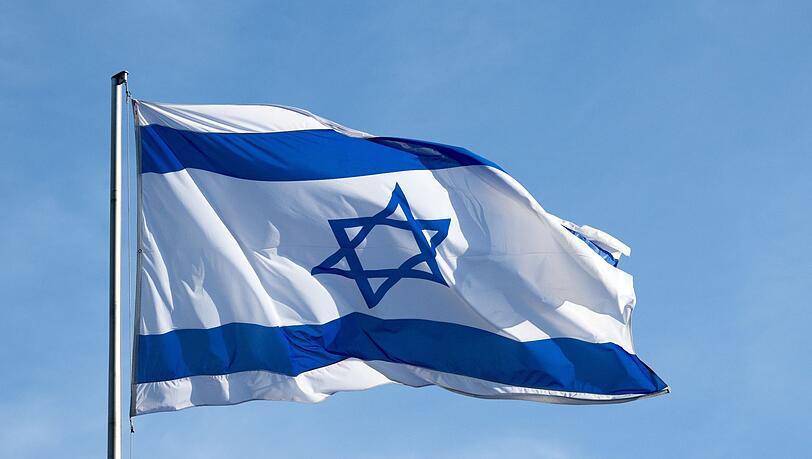 Die Flagge von Israel weht vor der bayerischen Staatskanzlei im Wind.