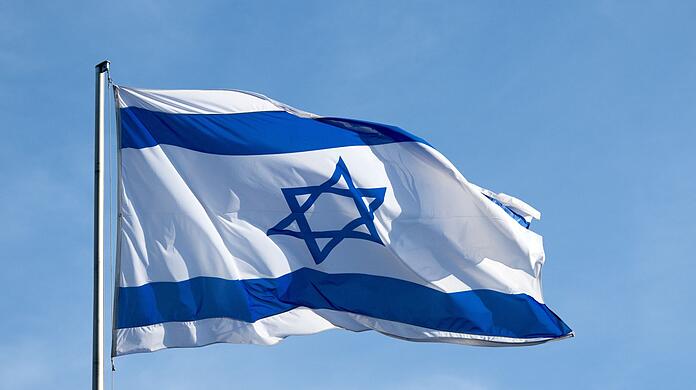 Die Flagge von Israel weht vor der bayerischen Staatskanzlei im Wind.