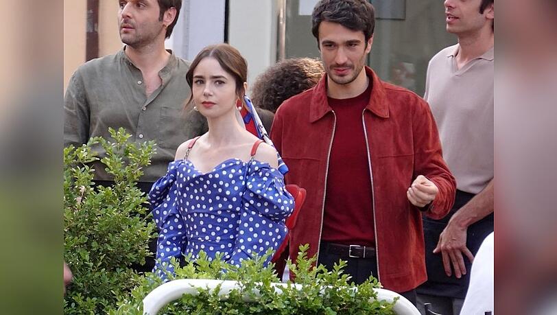 Lily Collins und ihr neuer "Emily in Paris"-Kollege Eugenio Franceschini bei den Dreharbeiten in Rom.